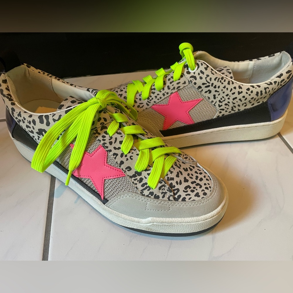 Steve Madden boutique sneakers
Neon Mx
Sz 8.5
Worn one time